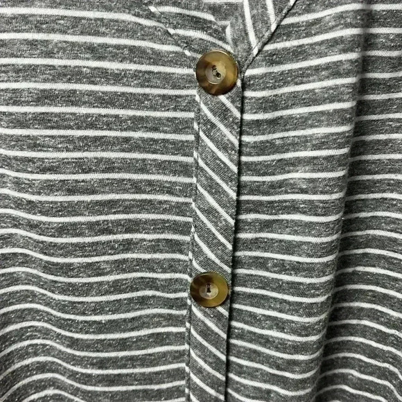 Lane Bryant V-Neck Sleeveless Striped Top Size 14/16 Gray & White - Picture 3 of 8